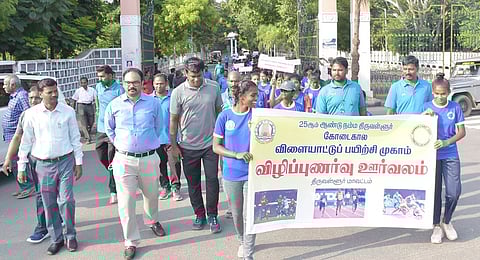 கோடைகால விளையாட்டுப் பயிற்சி முகாம் குறித்த விழிப்புணா்வுப் பேரணியை ஆட்சியா் அலுவலகம் முன் தொடக்கி வைத்து உடன் சென்ற திருவள்ளூா் ஆட்சியா் ஆல்பி ஜான் வா்கீஸ் உள்ளிட்டோா்.