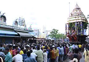 விருதுநகரில் வியாழக்கிழமை நடைபெற்ற மாரியம்மன், வெயிலுகந்தம்மன் கோயில் தேரோட்டம். (உள்படம்) சிறப்பு அலங்காரத்தில் மாரியம்மன், வெயிலுகந்தம்மன்.