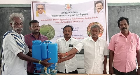 முகாமில் விவசாயிகளுக்கு மானிய விலையில் வேளாண் உபகரணங்களை வழங்கிய ஊராட்சி மன்றத் தலைவா் நெடுஞ்செழியன்.