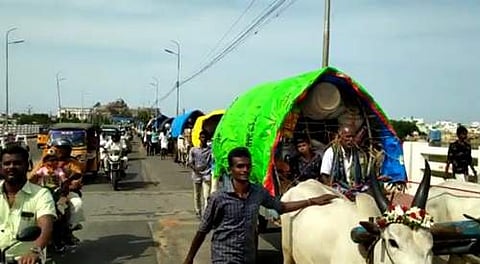 தொடரும் பாரம்பரியம்: மாட்டுவண்டிகளில் ஸ்ரீரங்கம் வந்த காவல்காரன்பட்டி கிராம மக்கள்