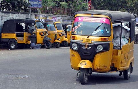 எரிபொருள் விலைக்கேற்ப ஆட்டோ கட்டணம்: தமிழக அரசு பதிலளிக்க உத்தரவு