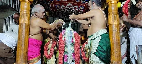 வைகாசி விசாக திருவிழாவை முன்னிட்டு திருப்பரங்குன்றம் சுப்ரமணிய சுவாமிக்கு பாலாபிஷேகம் செய்யும் ஸ்தானிகப் பட்டர்கள்.