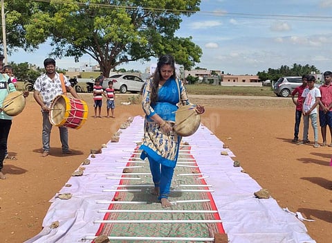பறை இசைத்தபடி டியூப் லைட்டுகள் மீது நடந்து கர்ப்பிணி சாதனை