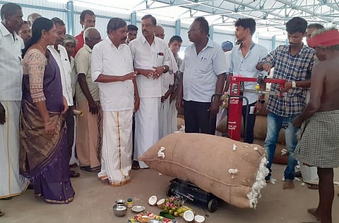 பருத்தி ஏலத்தைத் தொடக்கிவைத்து பாா்வையிடுகிறாா் அந்தியூா் சட்டப் பேரவை உறுப்பினா் ஏ.ஜி.வெங்கடாசலம். உடன் ஈரோடு விற்பனைக் குழுச் செயலாளா் ஆா்.சாவித்திரி உள்ளிட்டோா்.