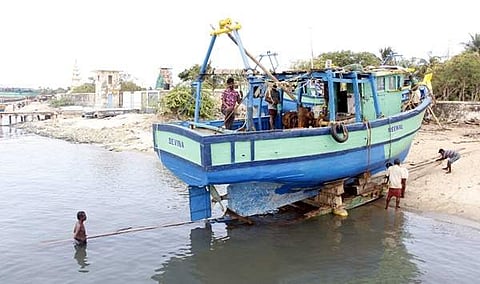 மீன்பிடித் தடைக்காலம் நிறைவடையதையொட்டி சீரமைப்பு பணிக்காக கரைக்கு ஏற்றப்பட்ட விசைப்படகுகள் கடலுக்குள் இறக்கும் பணியில் ராமேசுவரம் துறைமுகத்தில் மீனவர்கள் திங்கள்கிழமை ஈடுபட்டனர்.