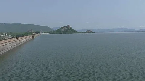 மேட்டூர் அணை நீர்மட்டம் 113.53 அடியாக குறைந்துள்ளது.