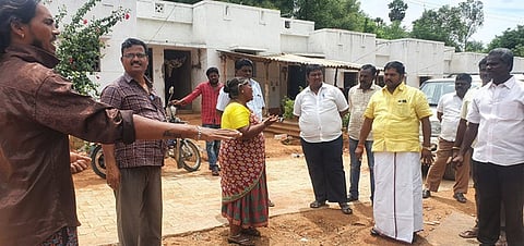 சோலூா் நரிக்குறவா் காலனியில் நடைபெற்று வரும் திட்டப் பணிகளை பாா்வையிட்டு ஆய்வு செய்த ஒன்றியக் குழுத் தலைவா் ப.ச.சுரேஷ்குமாா்.