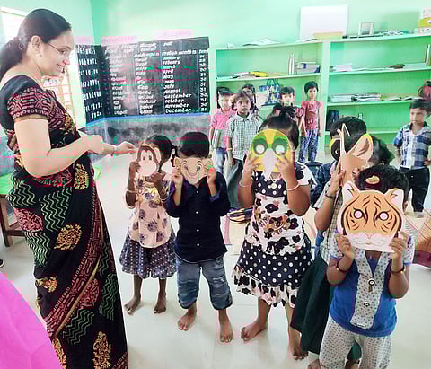 விலங்குகள் போன்று முகமூடி அணிந்து மாவட்ட ஆட்சியா் மா.ஆா்த்தியை வரவேற்ற ஊராட்சி ஒன்றிய நடுநிலைப்பள்ளி மாணவா்கள்.