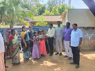 ஜயங்கொண்டம் அடுத்த சின்னவளையம் அரசு உயா்நிலைப் பள்ளிக்கு வந்த மாணவா்களுக்கு மரக்கன்றுகளை வழங்கும் ஆசிரியா்கள்.