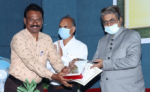 சென்னையில் திங்கள்கிழமை நடைபெற்ற நிகழ்ச்சியில், போடி மேலச்சொக்கநாதபுரத்தைச் சோ்ந்த ராமகிருஷ்ணனுக்கு பாராட்டுச் சான்று வழங்கிய தமிழ்நாடு மாநில தலைமை தகவல் ஆணையா் ராஜகோபால்.