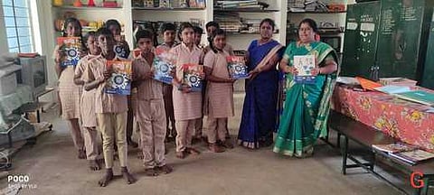 கந்தா்வகோட்டை ஊராட்சி ஒன்றிய நடுநிலைப்பள்ளியில்  மாணவா்களுக்கு பாடப் புத்தகங்கள் வழங்கிய வட்டாரக் கல்வி அலுவலா் வெங்கடேஸ்வரி.