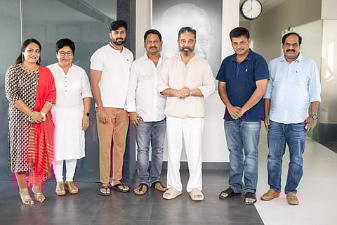 இயக்குநர் பிரபு சாலமன், நடிகை கோவை சரளா, அஸ்வின் குமார், தயாரிப்பாளர் ரவீந்திரன் உள்ளிட்டவர்களுடன் உலக நாயகன் கமல்ஹாசன்.
