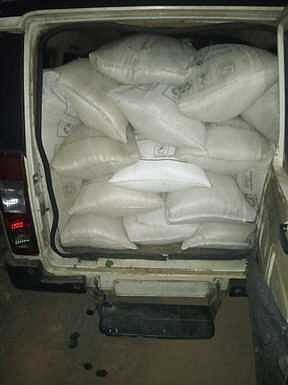 நம்புதாளை சந்திப்பில் ரேஷன் அரிசி மூடைகளுடன் செவ்வாய்க்கிழமை பறிமுதல் செய்யப்பட்ட வாகனம்.