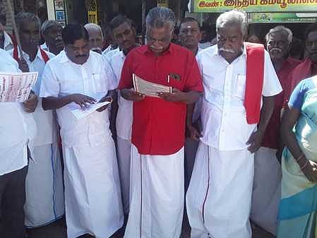 வத்திராயிருப்பில் மாவட்ட வளா்ச்சி குறித்த பாதயாத்திரையை செவ்வாய்க்கிழமை தொடக்கி வைத்த இந்திய கம்யூனிஸ்ட் கட்சியின் மாநிலச் செயலா் முத்தரசன்.