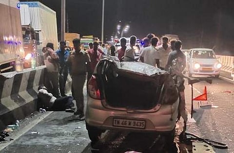 தாராபுரம் அருகே விபத்துக்குள்ளான கார்.