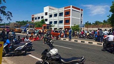 திருப்பூர் அருகே பள்ளி  திறக்கப்படாததால் பெற்றோர் சாலை மறியல்