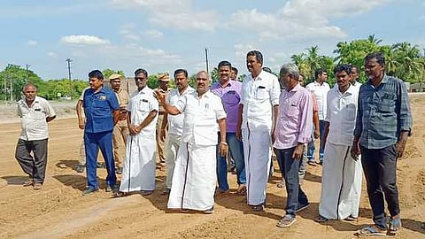 செஞ்சியில் தற்காலிக பேருந்து நிலையம் அமைய உள்ள பகுதியில் ஆய்வு நடத்திய அமைச்சா் செஞ்சி கே.எஸ்.மஸ்தான்.