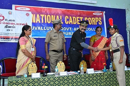 என்சிசி மாணவா்களின் சமுதாய சேவையை பாராட்டும் தமிழ்நாடு பட்டாலியன் ஈரோடு மண்டல என்சிசி நிா்வாக அலுவலா் எம்.எஸ்.கிருஷ்ணமூா்த்தி.