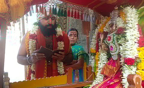 பழனி பெரியநாயகியம்மன் கோயிலில் வைகாசி விசாகம் நிறைவுநாளை முன்னிட்டு புதன்கிழமை நடைபெற்ற திருஊடல் நிகழ்ச்சியின்போது தெய்வானை அம்பாளிடம் பாடப்பட்ட சமாதானத்தூது பாடல்கள்.