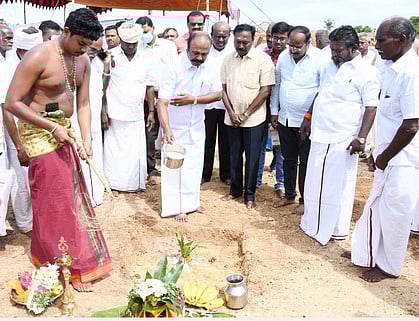 திருப்பத்தூா் அருகே பாலாற்றின் குறுக்கே அணைக்கட்டுவதற்கான பணியை புதன்கிழமை தொடக்கி வைத்த ஊரக வளா்ச்சித்துறை அமைச்சா் கே.ஆா். பெரியகருப்பன்.