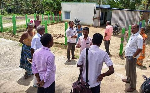 நாட்டறம்பள்ளியை அடுத்த செட்டேரி பகுதியில் வீட்டில் இயங்கி வரும் அரசு தொடக்கப் பள்ளியைப் பாா்வையிட்டு ஆய்வு செய்த அதிகாரிகள்.