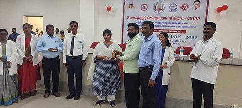 அதிக முறை ரத்ததானம் முகாம் நடத்தியதற்காக பரப்ரஹ்மம் பவுண்டேஷன் நிறுவனா் முத்துக்குமரனுக்கு கேடயத்தை வழங்குகிறாா் ஆட்சியா் பெ.ரமணசரஸ்வதி.