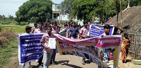 சிறுவளூரில் புதன்கிழமை நடைபெற்ற மாணவா் சோ்க்கை விழிப்புணா்வுப் பேரணியில் பங்கேற்றோா்.