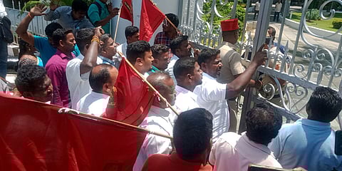 புதுச்சேரியில் ஆளுநா் மாளிகையை செவ்வாய்க்கிழமை முற்றுகையிட்ட அரசு பணியாளா்கள் நலக் கூட்டமைப்பினா்.