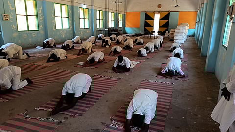 ஈஷா சாா்பில் நடைபெற்ற யோகப் பயிற்சியில் பங்கேற்ற சிறைக் கைதிகள்.