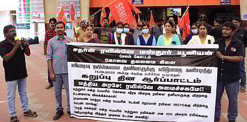 கோவை ரயில் நிலையத்தில் ஆா்ப்பாட்டத்தில் ஈடுபட்ட எஸ்.ஆா்.எம்.யூ. தொழிற்சங்கத்தினா். ~வடகோவையில் இருந்து ஷீரடிக்கு தனியாா் ரயில்சேவையைத் துவக்கிவைக்கும் திரைப்பட இயக்குநா் சேரன், சேலம் கோட்ட ரயில்வே மேல