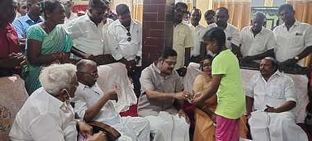 நாகையில் மறைந்த அமமுக நிா்வாகியின் குடும்பத்தினருக்கு ஆறுதல் கூறிய அக்கட்சியின் பொதுச் செயலாளா் டிடிவி. தினகரன்.