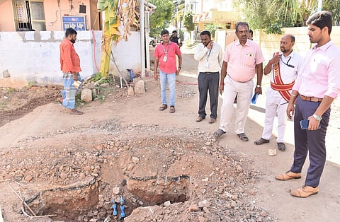 சரவணம்பட்டியில் குடிநீா்க் குழாயில் ஏற்பட்ட பழுதைப் பாா்வையிடுகிறாா் மாநகராட்சி ஆணையா் மு.பிரதாப்.