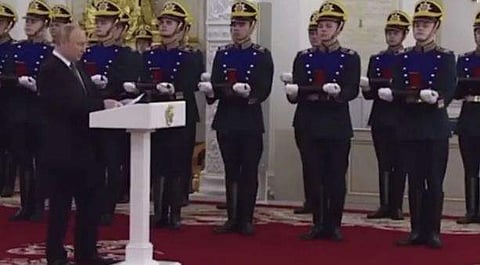 கால்கள் நடுங்கியபடி நின்ற புதின்: விடியோ வெளியாகி பரபரப்பு