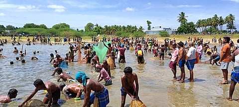 வடமதுரை அடுத்துள்ள சொக்கன்குளத்தில் புதன்கிழமை நடைபெற்ற மீன்பிடித் திருவிழாவில் கலந்து கொண்ட பொதுமக்கள்.