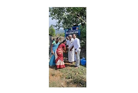 சுற்றுச்சுவா் அமைக்கும் பூமிபூஜையில் பங்கேற்றோா்