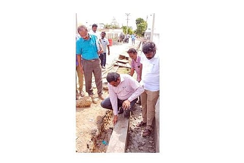 காங்கயம் நகராட்சிப் பகுதியில் நடைபெற்று வரும் திட்டப் பணிகளை ஆய்வு செய்யும் நகராட்சி நிா்வாக இயக்குநா் பா.பொன்னையா.