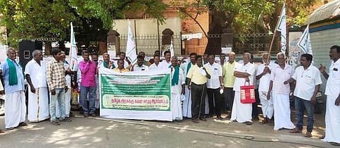 மயிலாடுதுறையில் ஆா்ப்பாட்டத்தில் ஈடுபட்ட கரும்பு விவசாயிகள்.