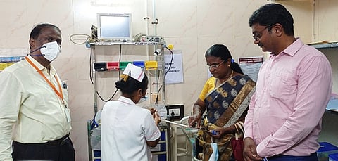 ராமேசுவரம் அரசு மருத்துவமனையில் புதன்கிழமை ஆய்வு மேற்கொண்ட மாநில தரக் கட்டுப்பாட்டுக் குழுவினா்.