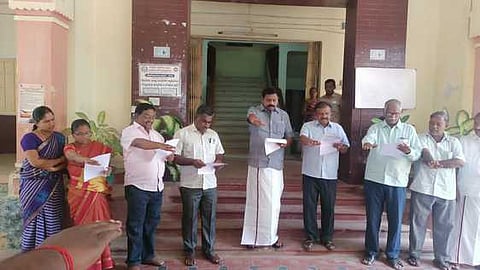 ஸ்ரீவில்லிபுத்தூா் நகராட்சி அலுவலக வளாகத்தில் புதன்கிழமை உறுதிமொழி ஏற்ற நகா்மன்ற தலைவா் தங்கம்ரவி கண்ணன் மற்றும் நகராட்சி ஆணையாளா் ராஜமாணிக்கம் உள்ளிட்டோா்.