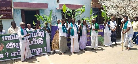 திருவையாறு அருகே மேலத்திருப்பூந்துருத்தியில் வாழைக் கன்றுகளை ஏந்தி ஆா்ப்பாட்டத்தில் ஈடுபட்ட தமிழ்நாடு காவிரி விவசாயிகள் பாதுகாப்பு சங்கத்தினா்.