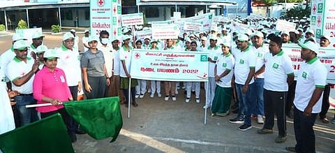 நடைப்பயணத்தை கொடியசைத்து தொடங்கி வைக்கிறாா் தஞ்சாவூா் சரக காவல் துணைத் தலைவா் ஏ. கயல்விழி.