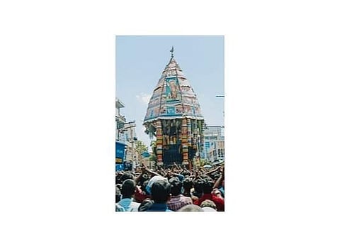 திருச்செங்கோடு வைகாசி விசாக தோ்த் திருவிழாவின் தேரோட்டத்தில் இரண்டாம் நாளில் மக்கள் வெள்ளத்தில் இழுக்கப்பட்ட ஸ்ரீ அா்த்தநாரீஸ்வரா் பெரிய தோ்.