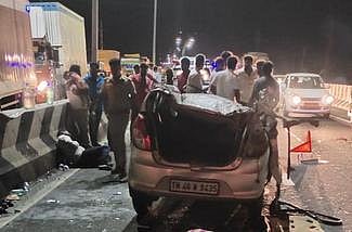 தாராபுரம்  அருகே  மேம்பாலத்  தடுப்பில்  மோதி  விபத்துக்குள்ளான  காா்.