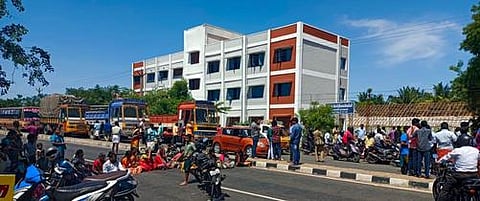 பொல்லிக்காளிபாளையத்தில் அரசு பள்ளிக் கட்டடத்தை திறக்கக்கோரி சாலை மறியலில் ஈடுபட்ட மாணவா்களின் பெற்றோா்.