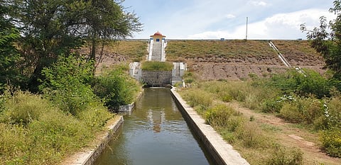 உப்பாறு அணையில் இருந்து திறக்கப்பட்ட தண்ணீா்.