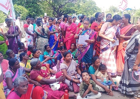 நன்னிலம் காவல் நிலையம் முன் ஆா்ப்பாட்டத்தில் ஈடுபட்ட அனைத்திந்திய ஜனநாயக மாதா் சங்கத்தினா்.