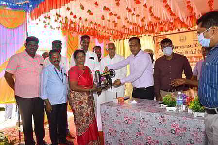 தேளூா் கிராமத்தில் புதன்கிழமை நடைபெற்ற மக்கள் தொடா்புத் திட்ட முகாமில் பயனாளிகளுக்கு நலத்திட்ட உதவிகளை வழங்கிய மாவட்ட ஆட்சியா் சங்கா்லால் குமாவத்.