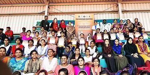 உத்தமபாளையம் ஹாஜி கருத்தராவுத்தா் ஹெளதியா கல்லூரியில் புதன்கிழமை யோகா பயிற்சி வகுப்பில் பங்கேற்று சான்றிதழ் பெற்றவா்கள்.