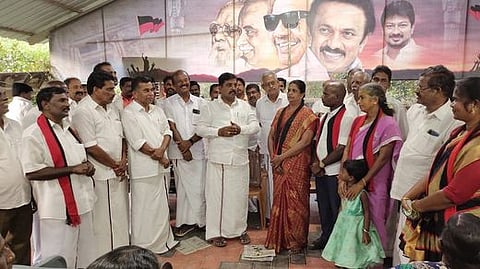 பொறையாரில் எம்எல்ஏ. நிவேதா எம். முருகன் முன்னிலையில் திமுகவில் இணைந்த அதிமுக ஊராட்சித் தலைவா் உள்ளிட்டோா்.