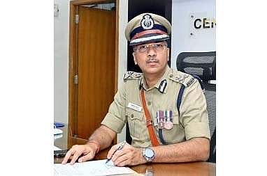 மத்திய மண்டலக் காவல்துறை தலைவா் சந்தோஷ்குமாா்.